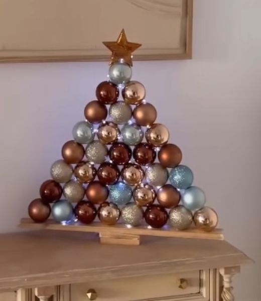 sapin triangle boules